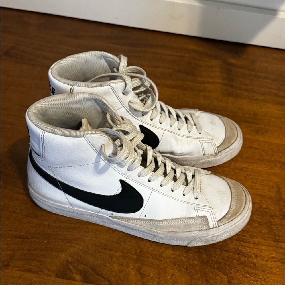 Nike White and Black Sneakers Classic Athletic Design